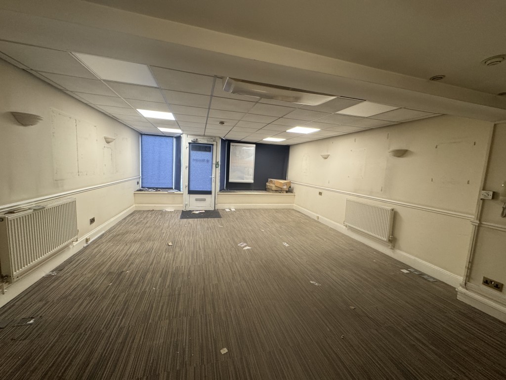 Lot: 127 - FOUR-STOREY COMMERCIAL PROPERTY WITH POTENTIAL - Ground floor room one